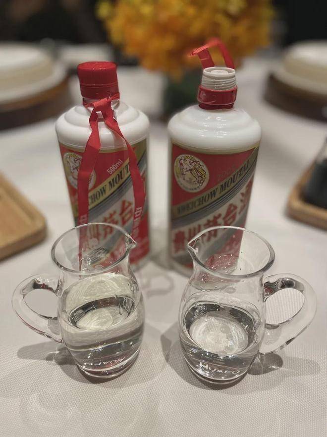 中国人真喝不动了？茅台，历史首次负增长